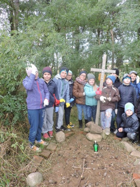 Sprzątanie grobów w Melanowie